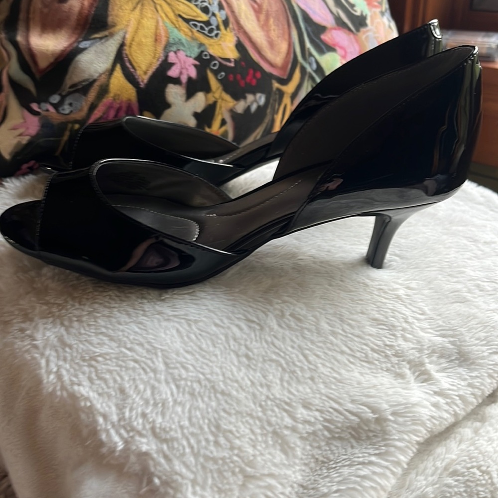 Gorgeous Shiny Black Bandolino Heels — Size 9